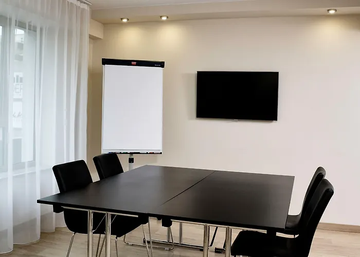 Moderno فندق بوزنان